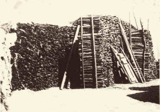 Brennholzlager hinter unserer Werkstatt um 1942