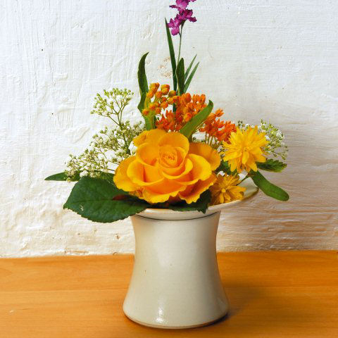 Blütenstecker aus Keramik, Vase zur Tischdekoration