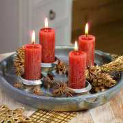 Deko Kerzenteller aus Keramik mit roten Kerzen