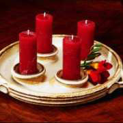 Deko Kerzenteller aus Keramik mit bordeauxroten Kerzen