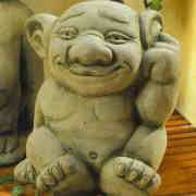 Troll mit Finger im Ohr