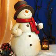 Schneemann mit Hut und Laterne