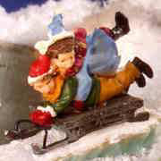 Miniaturfigur Kinder auf Schlitten