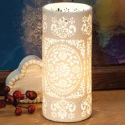 Tischlampe mit Ornamenten, Tischbeleuchtung aus Porzellan