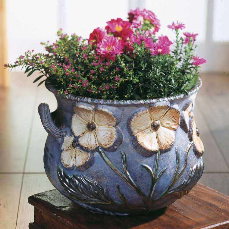 Kübel mit Blumen-Relief