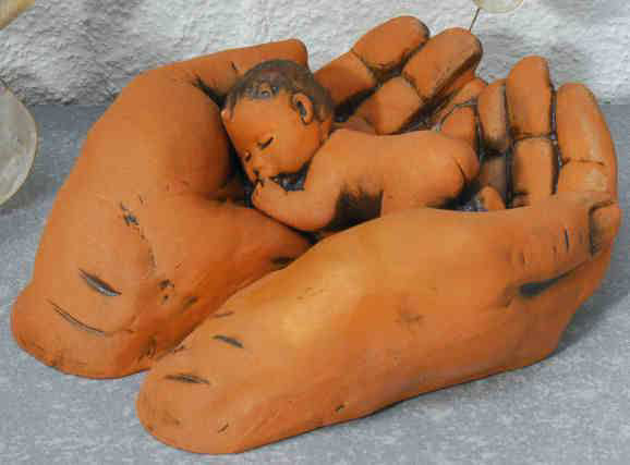 Schützende Hände mit Baby
