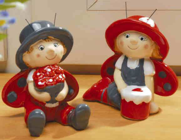 Käferkinder sitzend, Willi und Mara