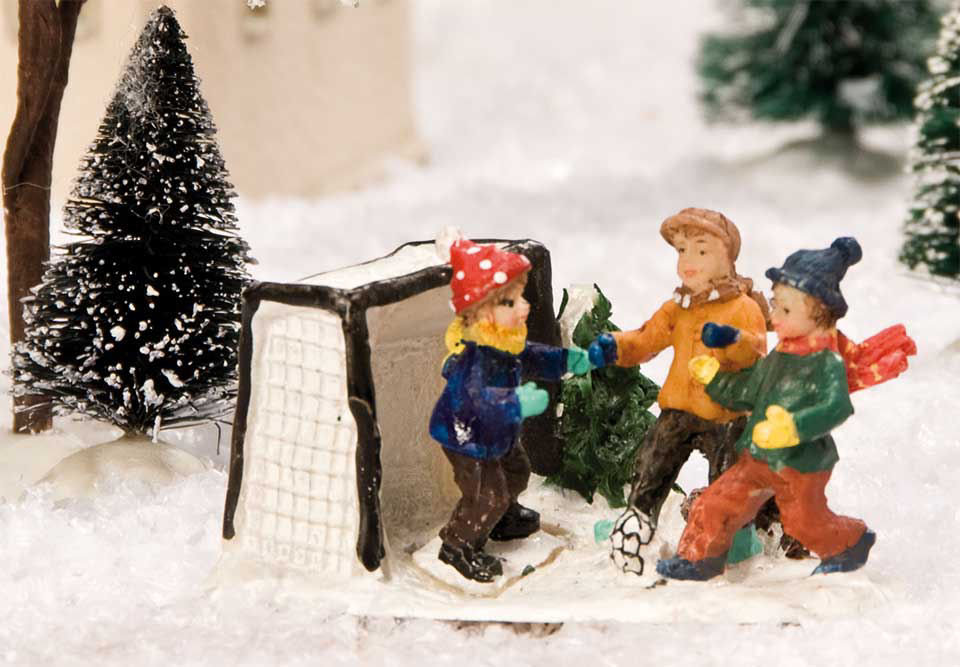 Lichthäuser Miniaturfiguren Set „Kinder spielen Fußball”