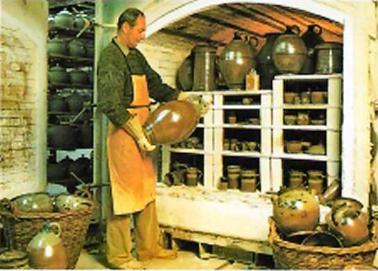 Altmeister Gottfried Rennertz wirft einen prüfenden Blick auf die Ware beim Aussetzen des Salzofens