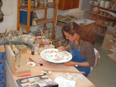 Keramikmalerin Sandra bei der Gestaltung eines Geburtentellers mit Dekorfarben