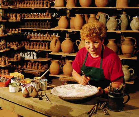 Keramikmalerin Fine Kuckertz malt einen Jubiläumsteller nach Kundenwunsch