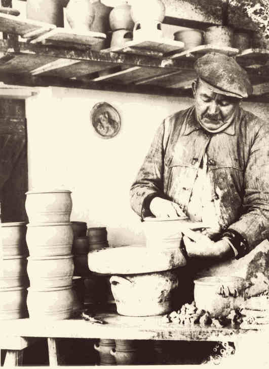 Edmund Kuckertz (1865 bis 1935) beim Henkeln der Schmalztöpfe
