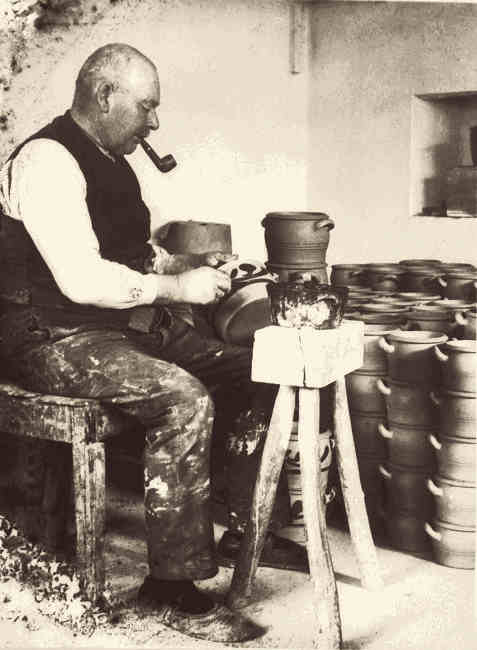 Gottfried Kuckertz (1867 bis 1937) beim „Bläuen” der Schmalztöpfe