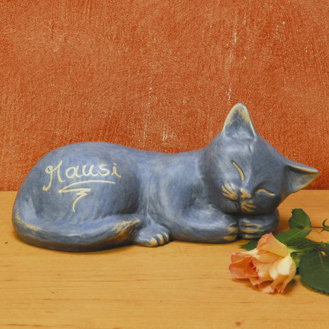 Katze aus Keramik, Gedenkstein mit Beschriftung