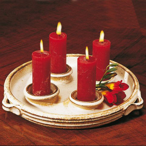 Deko Kerzenteller aus Keramik mit bordeauxroten Kerzen
