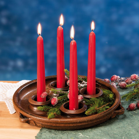 Deko Kerzenteller aus Keramik mit vier roten Kerzen