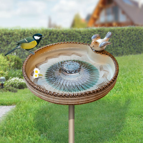 Vogeltränke aus Keramik auf Stock mit Tonvögelchen