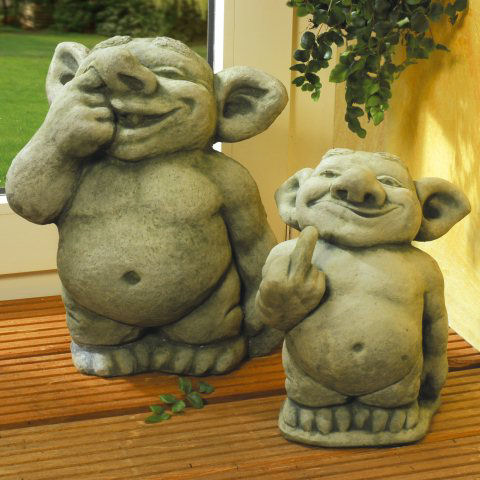 Steinguss Deko Gartenfigur, Troll mit Finger in Nase