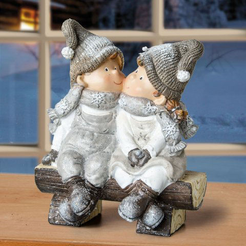 Weihnachtsfigur „Kinderpaar auf Bank” zur Winterdekoration