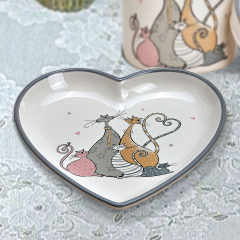 Keramikteller in Herzform mit Katzenmotiv verziert