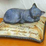 Gedenkstein „Katze Samy”, Grabschmuck aus Keramik