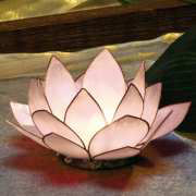 Chakra Lotus Licht aus Capiz, hellrosé, mit Teelicht