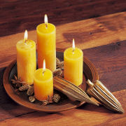 Deko Kerzenteller aus Keramik mit 4 gelben durchgefärbten Kerzen