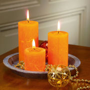Granitfarbiger Kerzenteller mit 3 gefärbten dänischen Kerzen