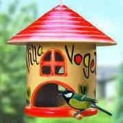Liebevoll bemalte Vogel-Villa aus Keramik mit Meisenknödel