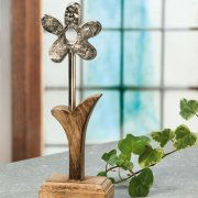 Deko-Objekt „Metall-Blume” auf Holz zur Tischdekoration