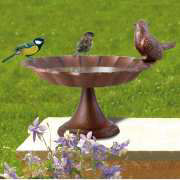 Vogeltränke mit Vogel, robuste Gartendeko aus Gusseisen