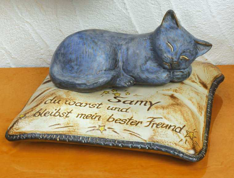 Gedenkstein „Katze Samy”, Grabschmuck aus Keramik