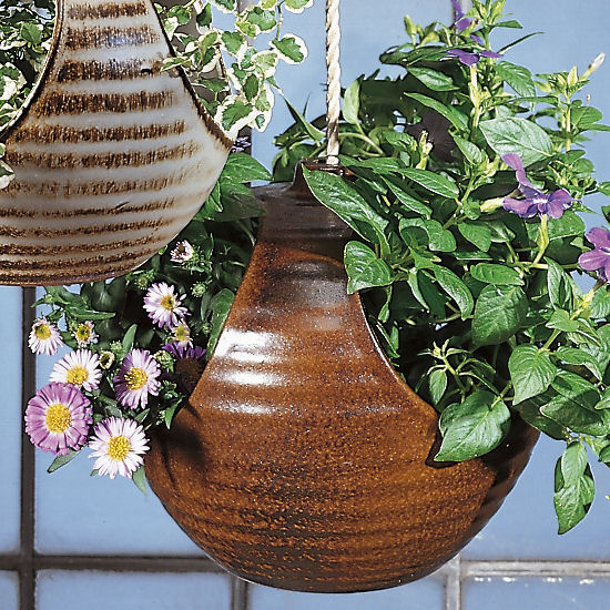 Blumenampel aus Keramik in Pflanzapfel-Optik