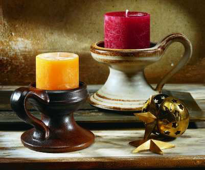Klassischer Kerzenleuchter aus Keramik mit Henkel
