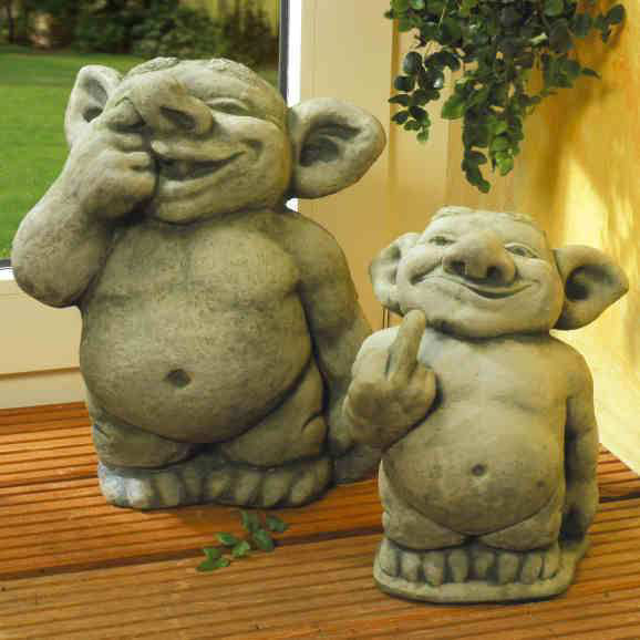 Steinguss Deko Gartenfigur, Troll mit Finger in Nase