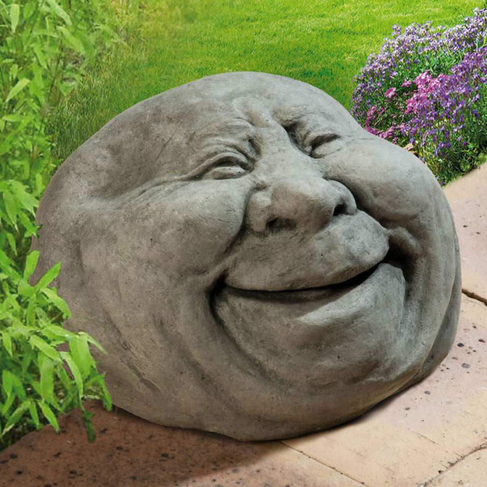Gartenfigur „lachendes Steingesicht”, Gartenskulptur