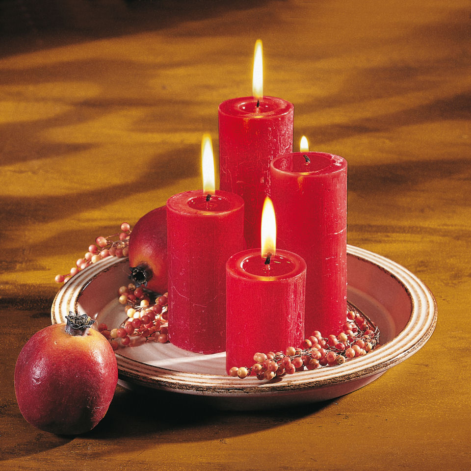 Deko Kerzenteller aus Keramik mit 4 roten Kerzen