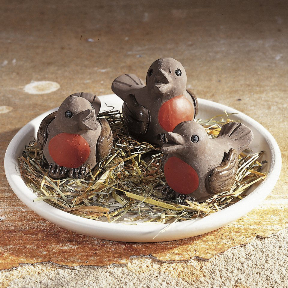 Rotkehlchen-Nest mit Keramikteller, dekorative Tierfiguren