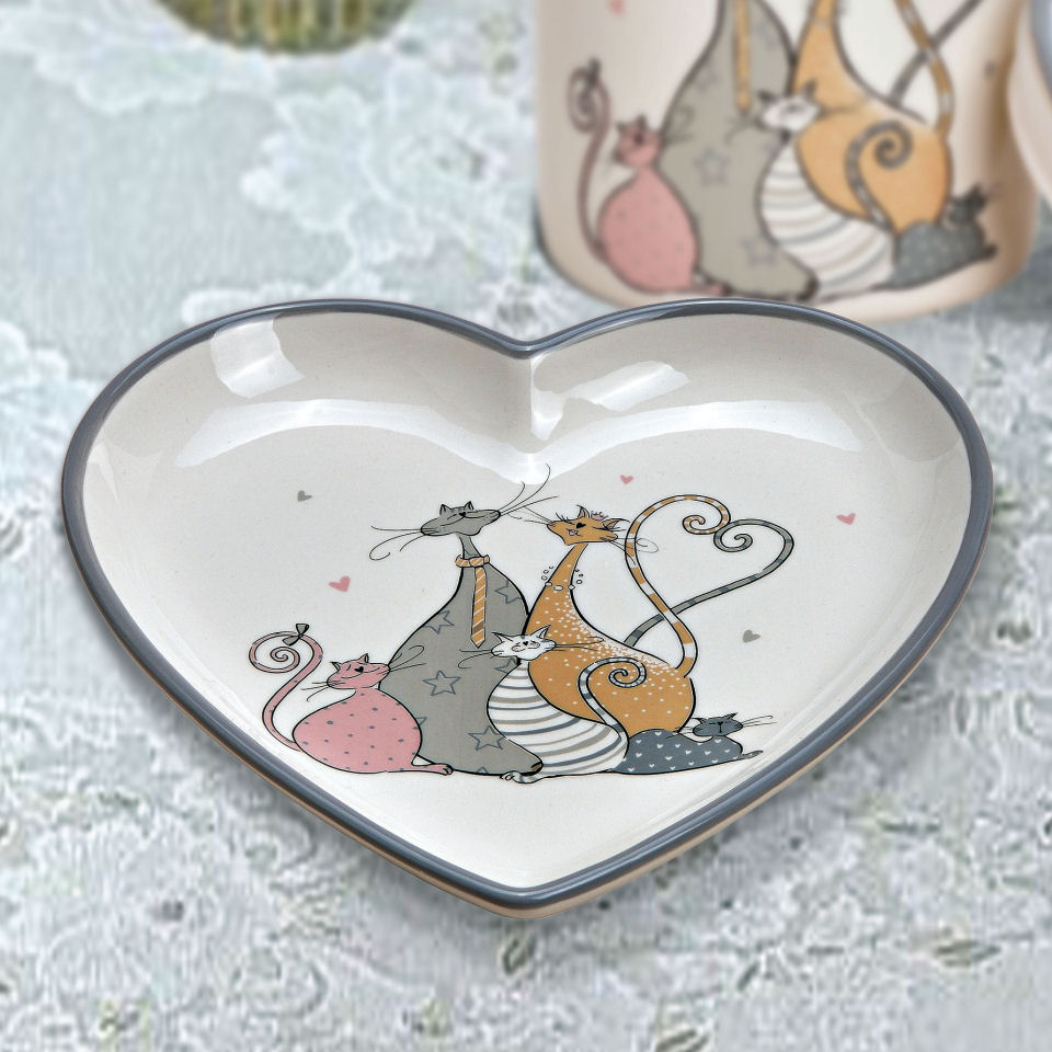 Keramikteller in Herzform mit Katzenmotiv verziert