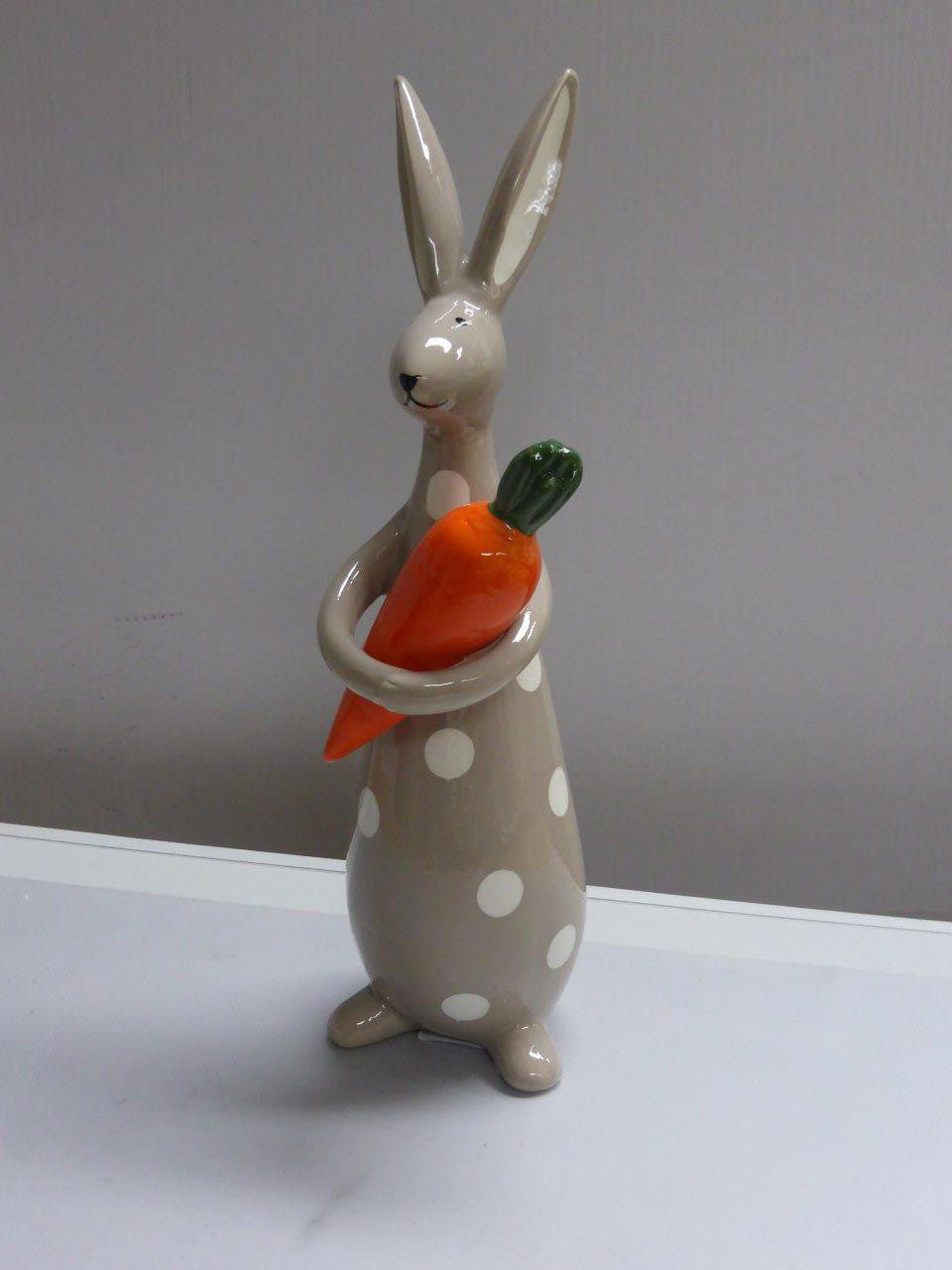 Hasenfigur mit Karotte, Keramikhase zur Frühlingsdekoration