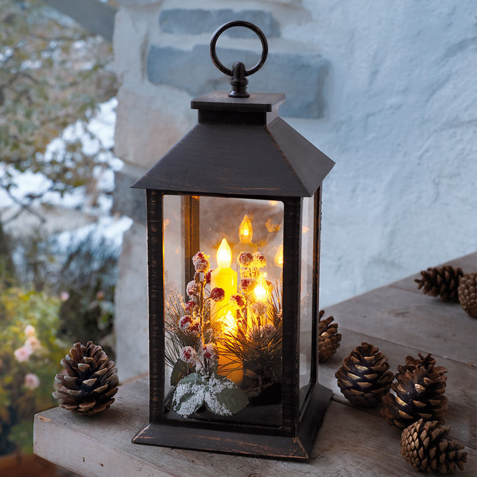 Deko-Laterne „Winter” mit Gesteck und 3 hellen LED-Kerzen